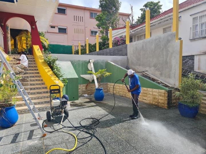 Les professionnels de PEINTURE PRO CARAIBES maîtrisent parfaitement le lessivage à haute pression anticryptogamique.