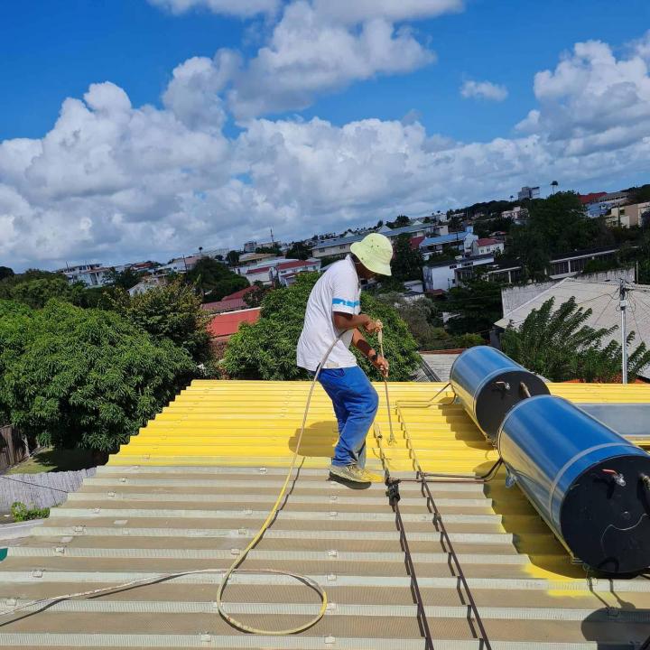 Les artisans de PEINTURE PRO CARAIBES peuvent couvrir la toiture de votre maison.
