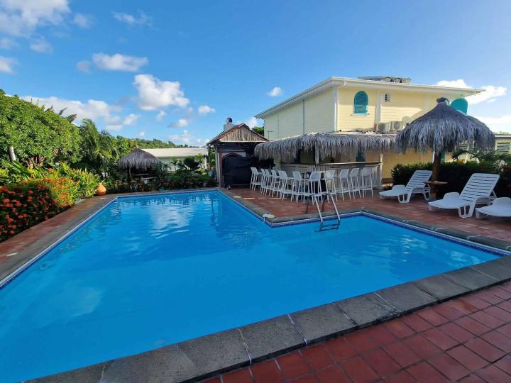 PEINTURE PRO CARAIBES propose un service de rénovation de piscines. 